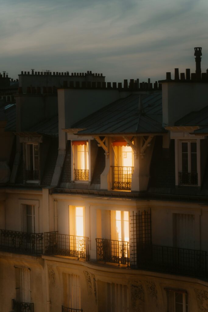 «Das dunkle Fenster im dritten Stock» – Eine Geschichte von Emma Kawann